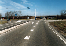 847505 Gezicht over de Bisschopsweg (de T06, de tertiaire provinciale weg Baarn-Bunschoten), met op de op- en afritten ...